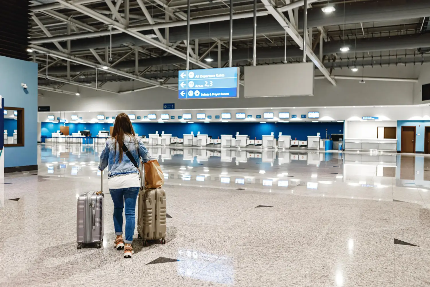 Voyageuse seule à l’aéroport avec valises, départ organisé avec chris-taxi depuis blaye