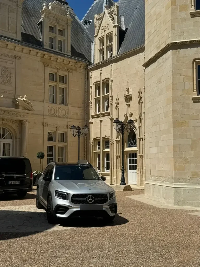 SUV Mercedes-Benz élégant de chris-taxi devant un bâtiment historique en pierre à Blaye