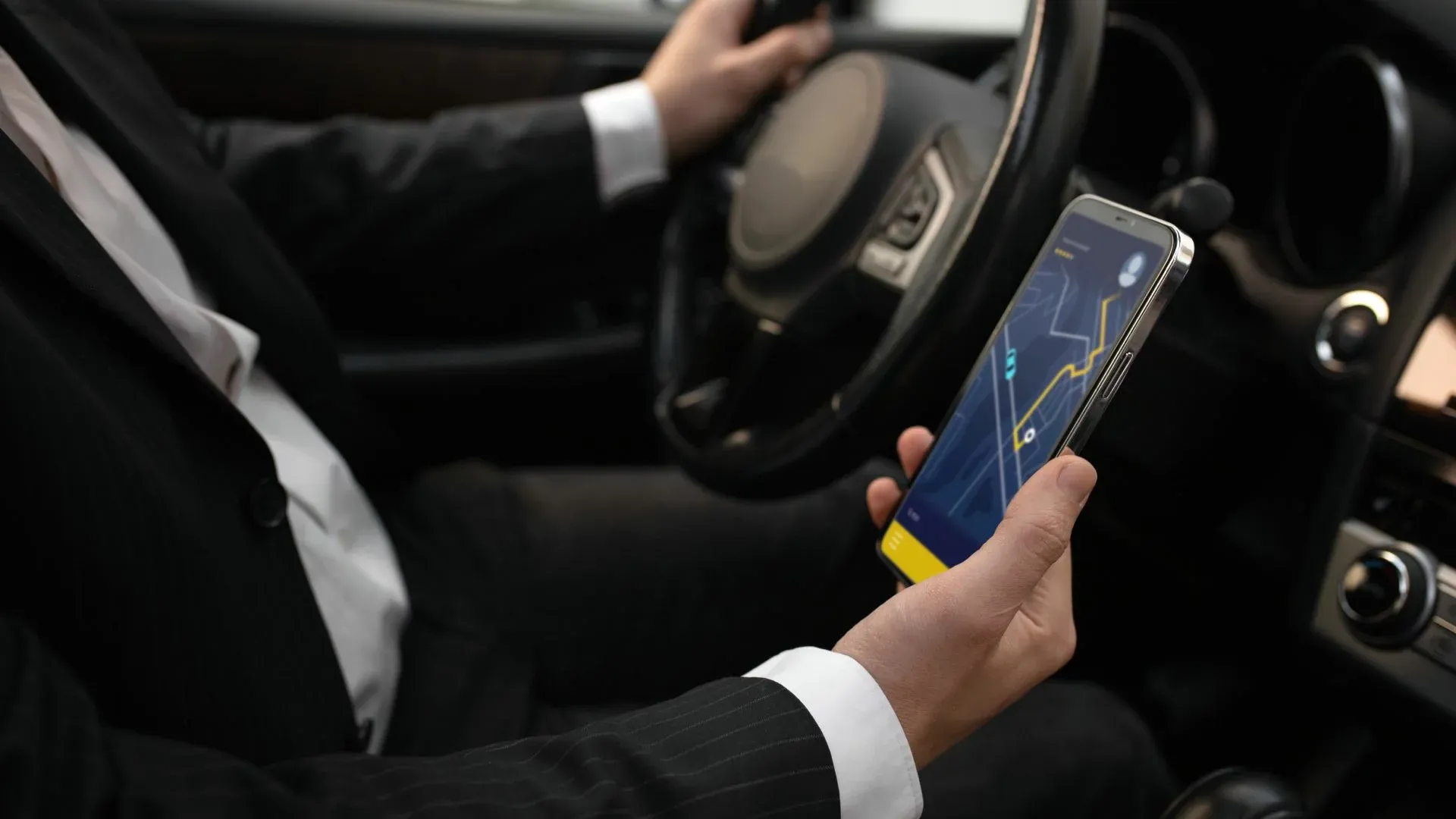 Chauffeur chris-taxi à Blaye utilisant une application GPS sur smartphone pour un trajet professionnel